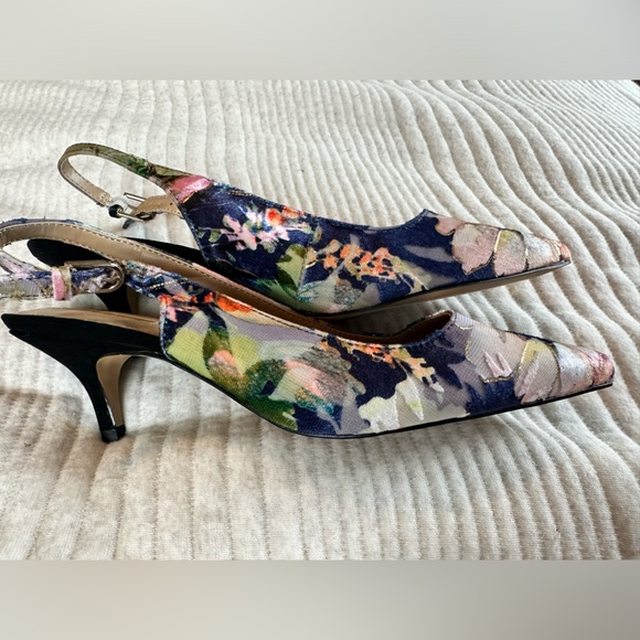 Tahari NWOB Unique Velvet Slingback Kitten Heel - Picture 4 of 13
